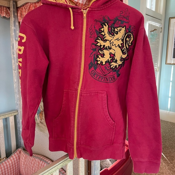 The Wizarding World of Harry Potter Gryffindor Sweatshirt - Picture 1 of 4